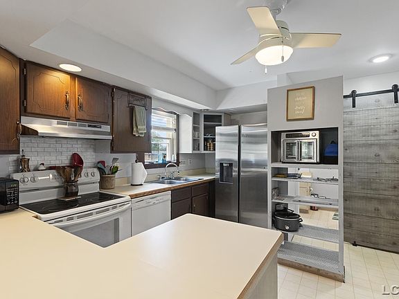 3rd image of 121 S King St