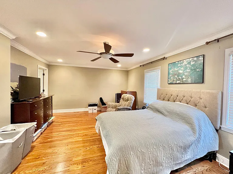 323 E Lowry Ln — Photo 8