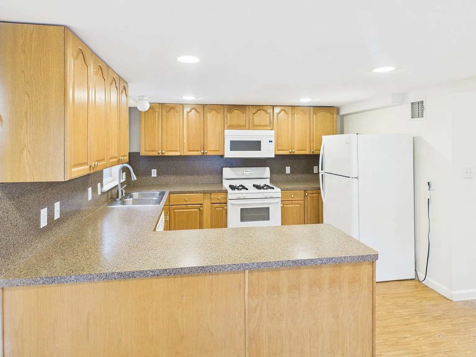 4 bed, 2.0 bath, 2550 sqft, $3,700 — Photo 4