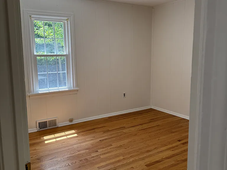 1034 Meredith St — Photo 9