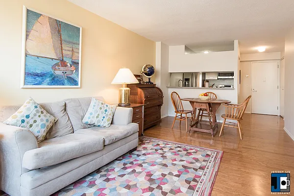 Sold by R New York | media 2