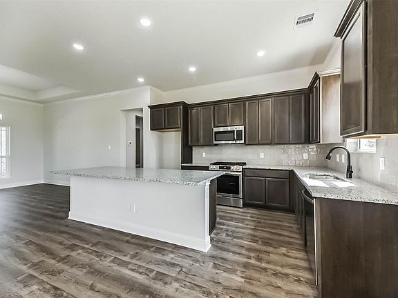 3rd image of 6427 Tomahawk Dr