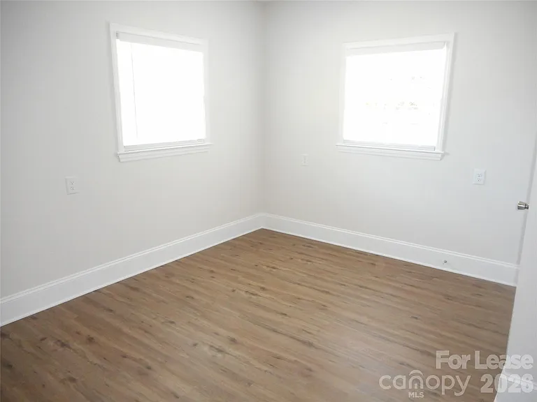 7556 Thorncliff Dr — Photo 12