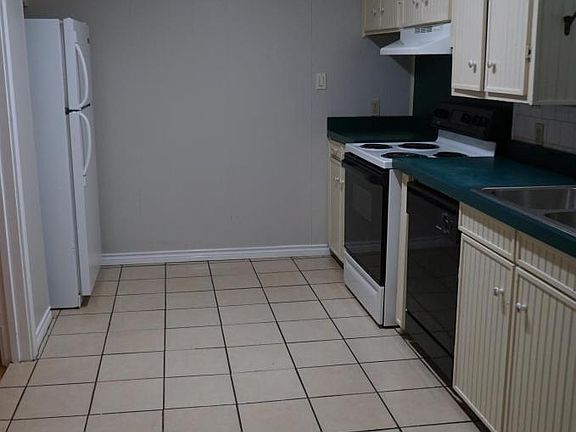 2nd image of 112 Moss St #112