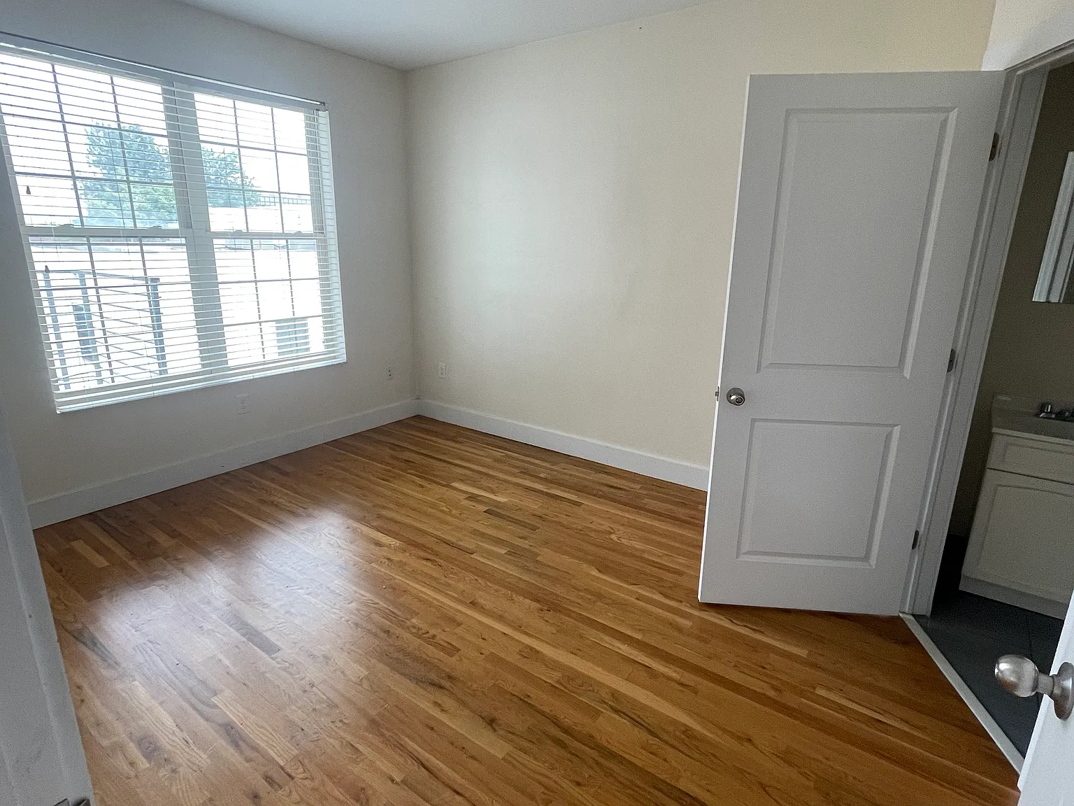 3 bed, 1000 sqft, $1,950 — Photo 4