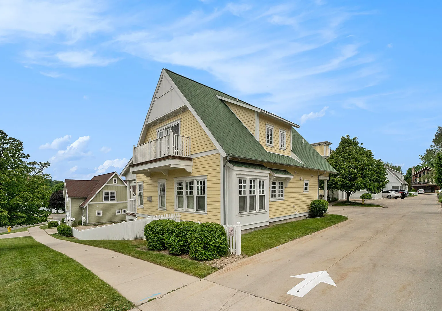 3 bed, 2.5 bath, 1800 sqft, $2,400 — Photo 3