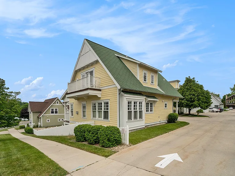 27 Howard Ave — Photo 3