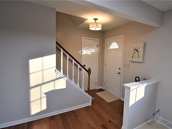 3rd image of 1785 Arbutus Dr
