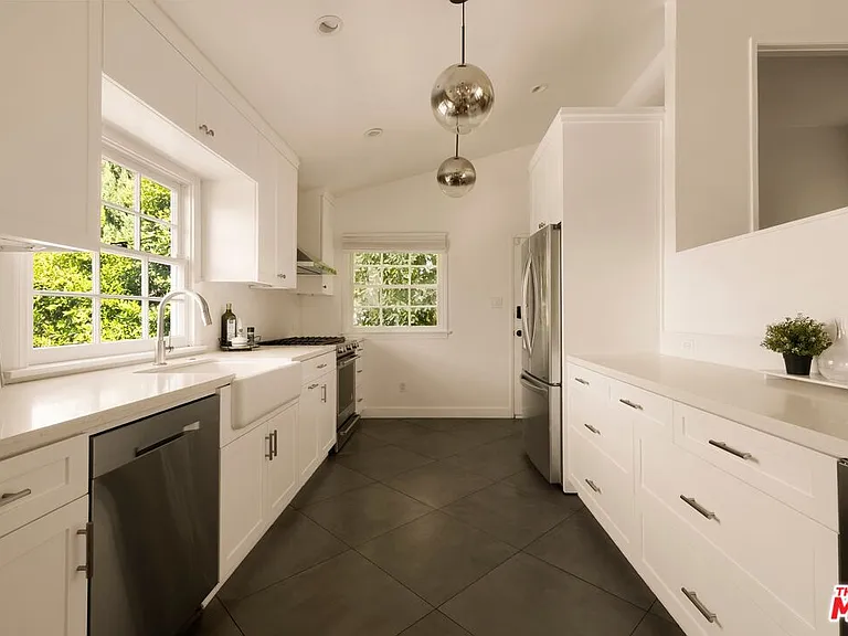 3414 N Knoll Dr — Photo 3