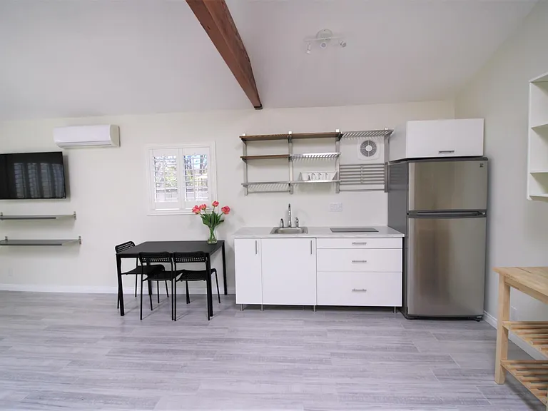 308 N Mission Dr — Photo 8