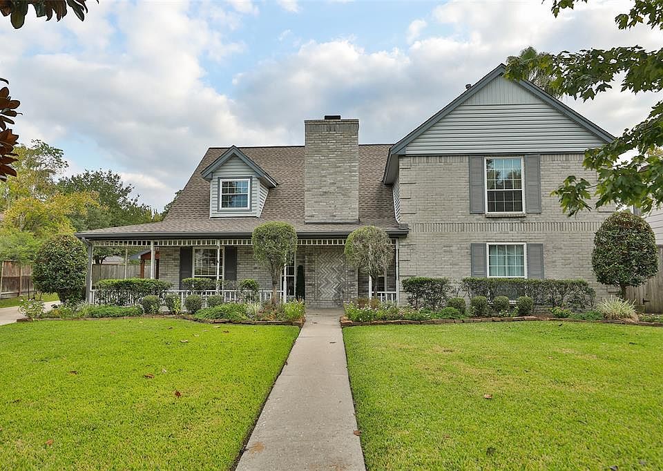 Beautiful 4 bedroom with pool and spa.