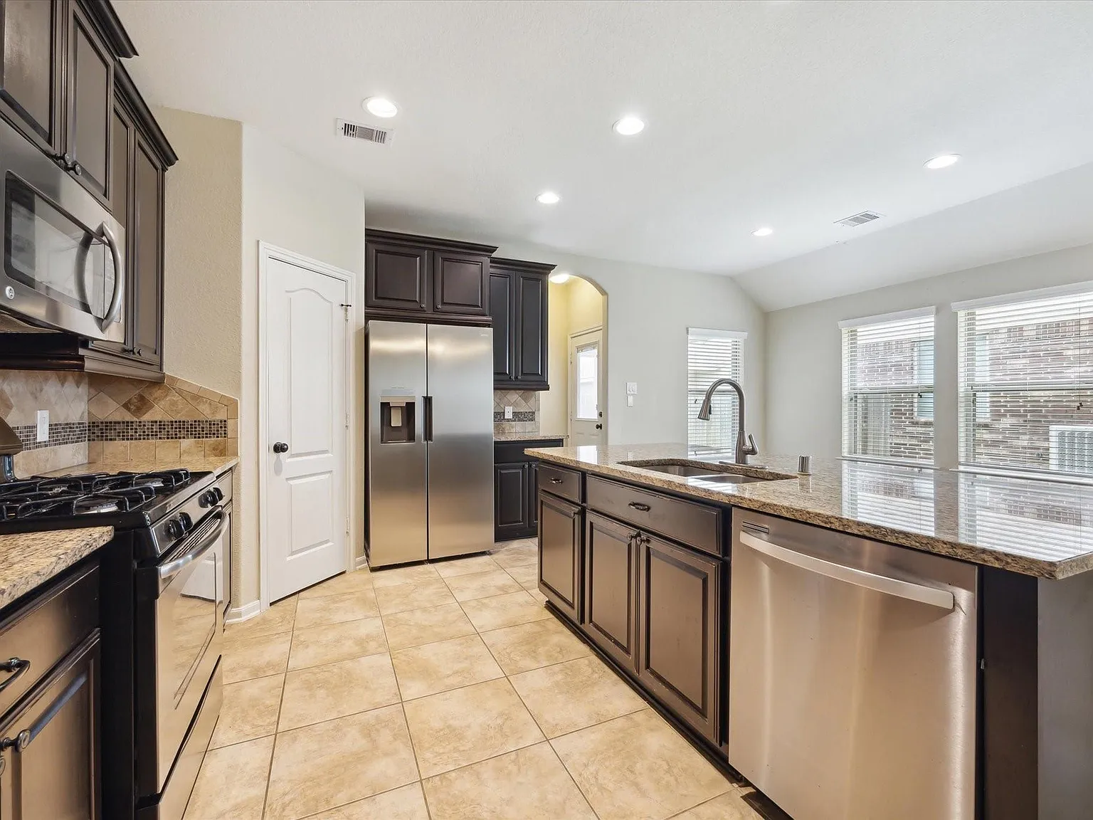 3 bed, 2.0 bath, 1711 sqft, $2,400 — Photo 3