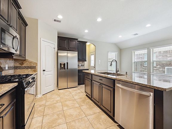 3rd image of 208 Morgan Isle Ln