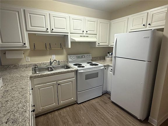 4th image of 683 Grant St APT I