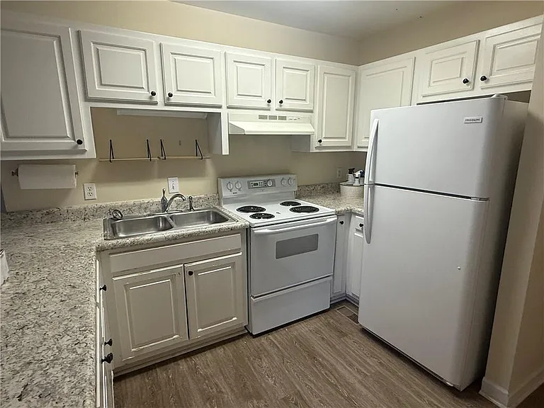 683 Grant St #I — Photo 4