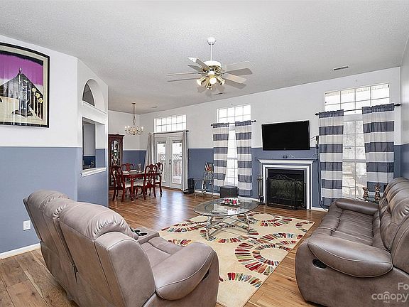 5th image of 3216 Edmonton Pl