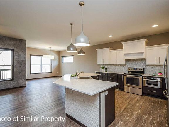 3rd image of 520 Majestic Oak Ct