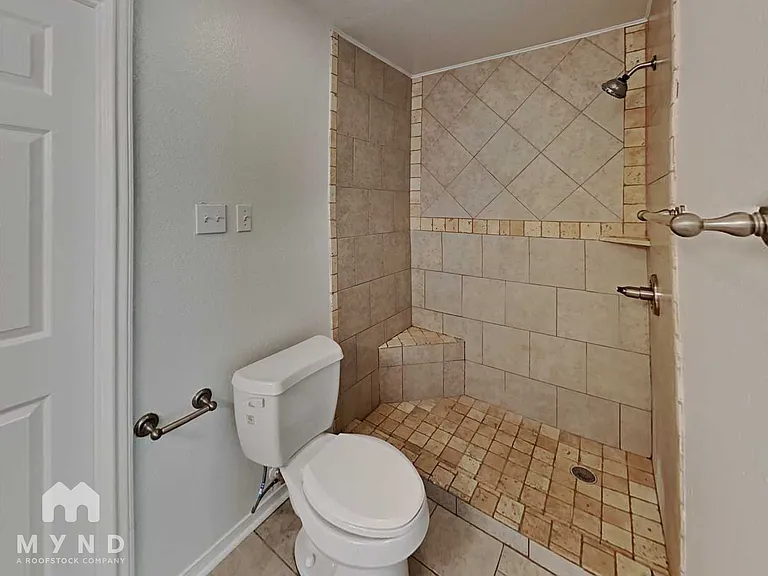 461 NW Charlyne Dr — Photo 9