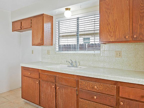 5th image of 2211 Beaufort Dr