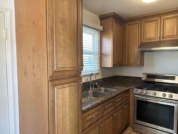 2nd image of 1601 W Victory Blvd