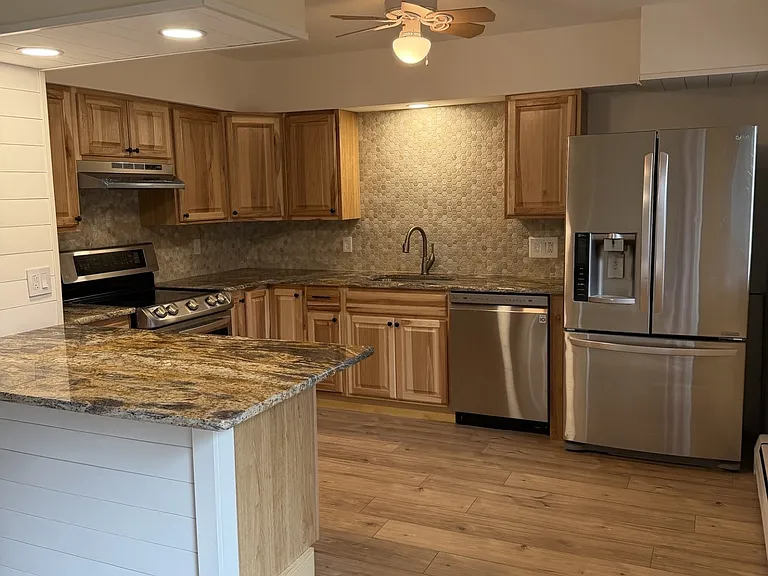 904 W Lorraine Ave — Photo 2