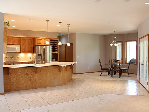 5th image of 9415 Merlot Dr