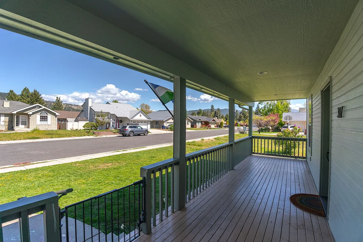 Building Photo - 317 Meadow Dr