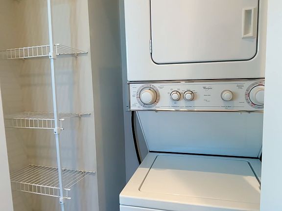 4th image of 914 W Superior St #1315