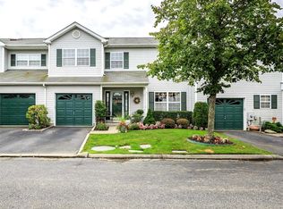 6 Merrimack Rd, Smithtown, NY 11787