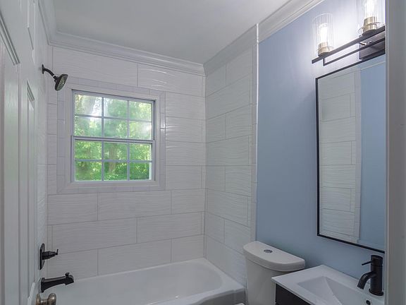 3rd image of 233 Kinsey Ct NE #B