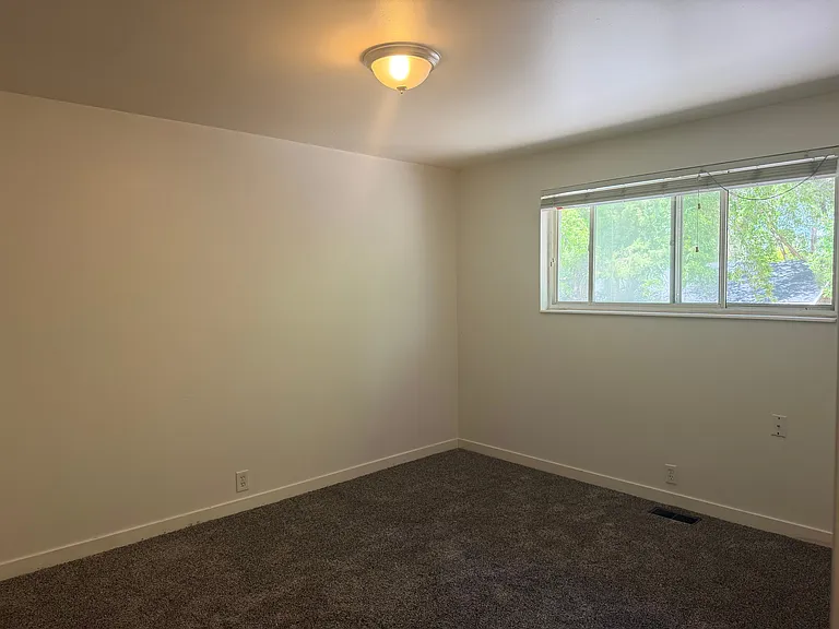 895 E Arrowhead Ln — Photo 7