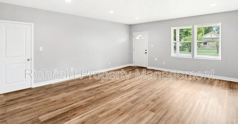 2034A E Maryland St — Photo 6