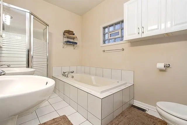 Ashland 2422 - bathroom2_03282017