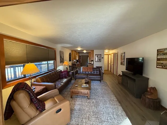 3 bed, 2200 sqft, $4,200 — Photo 3