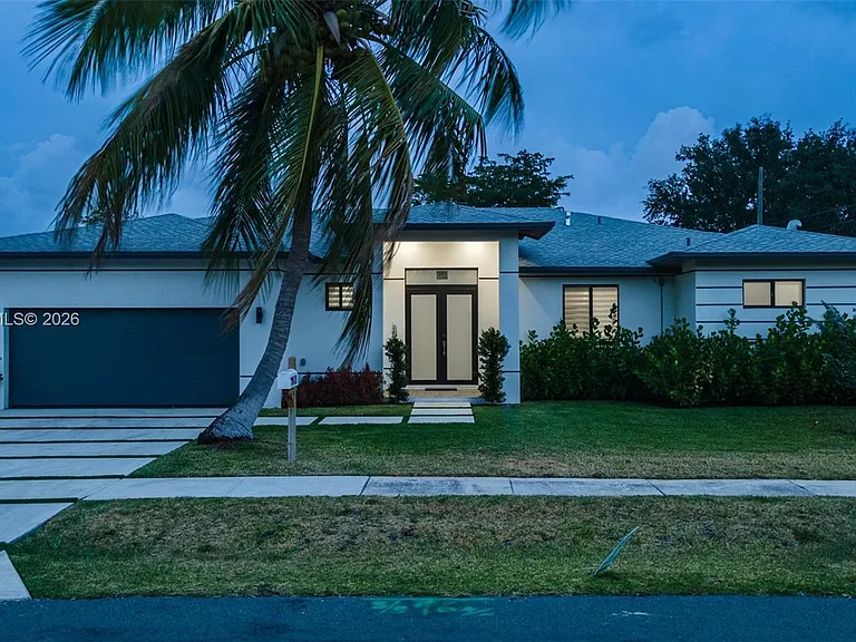 1930 SW 36th Ave — Photo 2