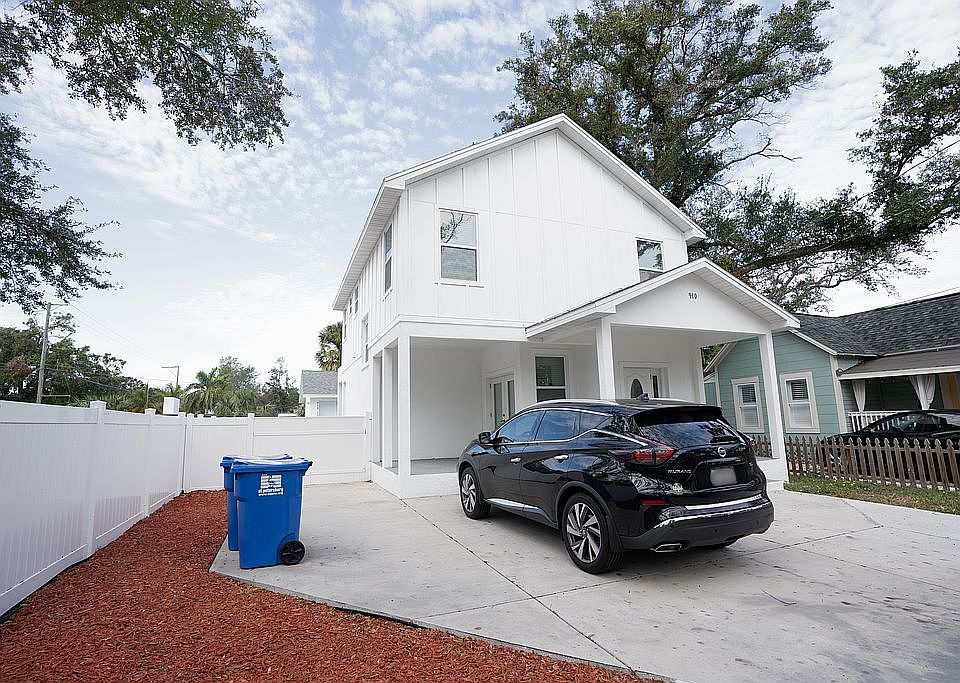 1st image of 910 Crescent Lake Dr N