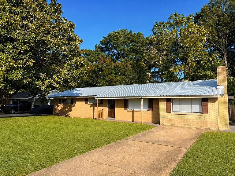 208 Hospital Dr — Photo 2