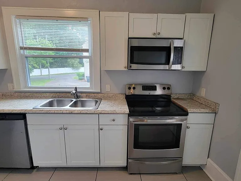 114 Huntington Blvd NE #1 — Photo 2