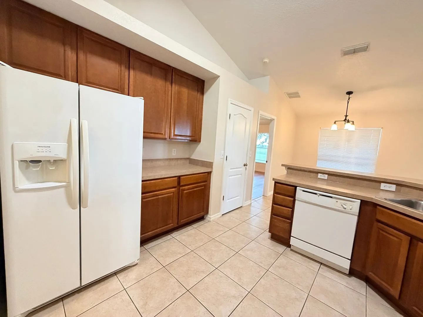 3 bed, 2.0 bath, 1742 sqft, $2,275 — Photo 3