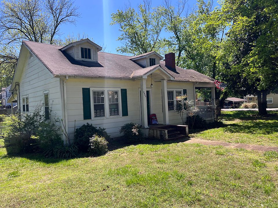 1st image of 2400 Lyndon Ave