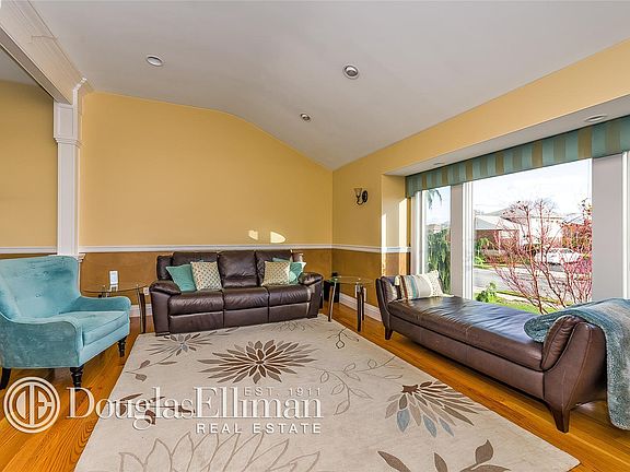 3rd image of 1155 Bernard Dr