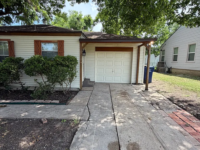 1414 Cedar Crest Dr — Photo 2