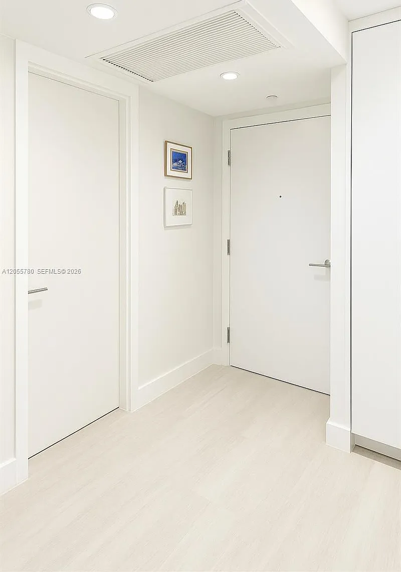 Roney Palace Condo — Photo 2