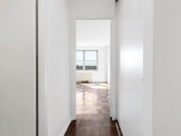 70-25 Yellowstone Boulevard image 14 of 29