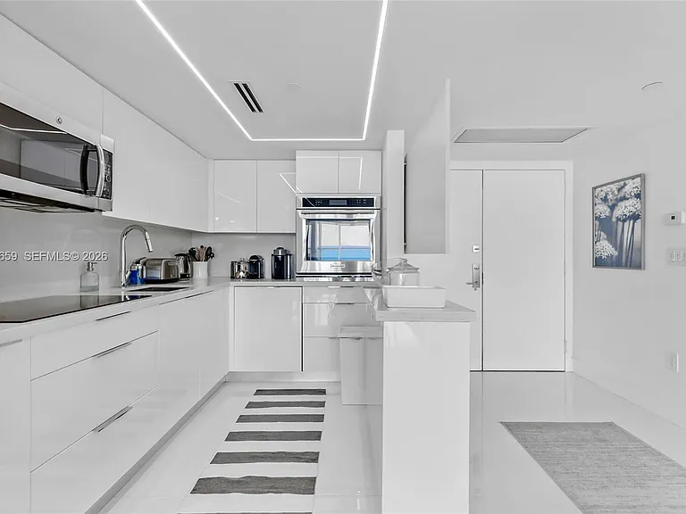 6301 Collins Ave #2103 — Photo 1