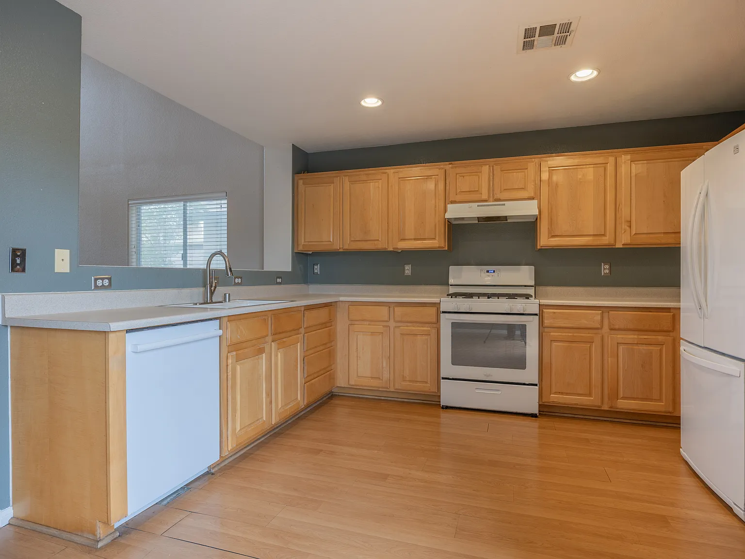 4 bed, 1650 sqft, $2,400 — Photo 3