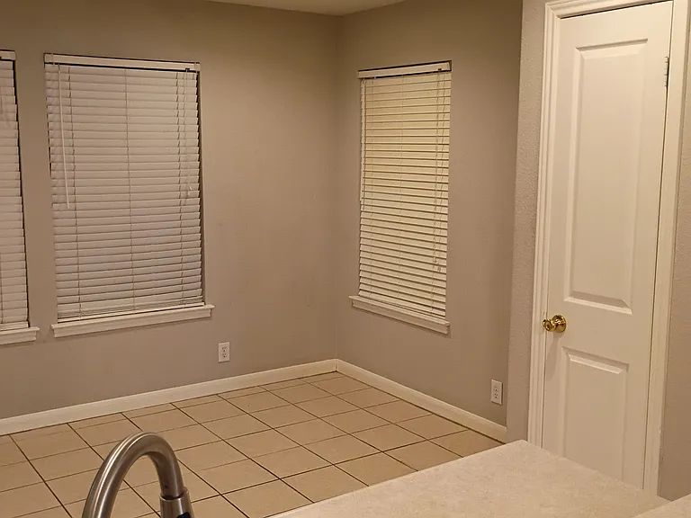 eat-in kitchen