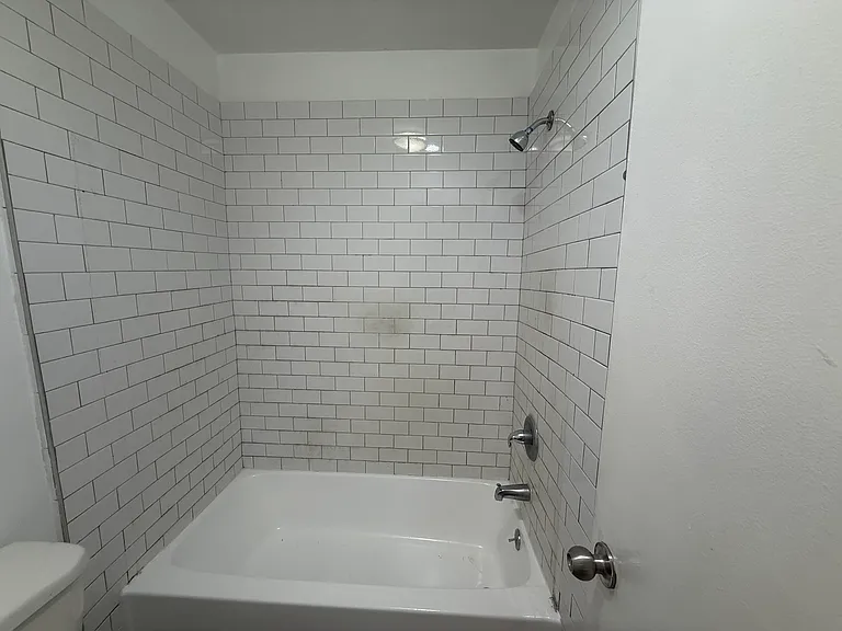 1420 North Mansfield Avenue - 205 — Photo 9