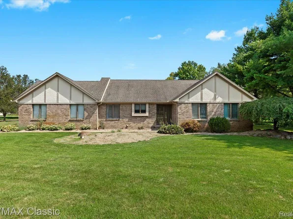 4560 Lynne Ln, Commerce Township, MI 48382