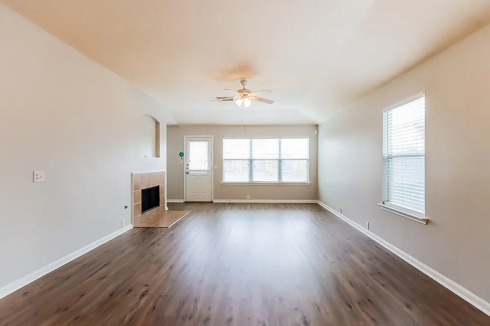 3 bed, 2.0 bath, 1556 sqft, $2,015 — Photo 4